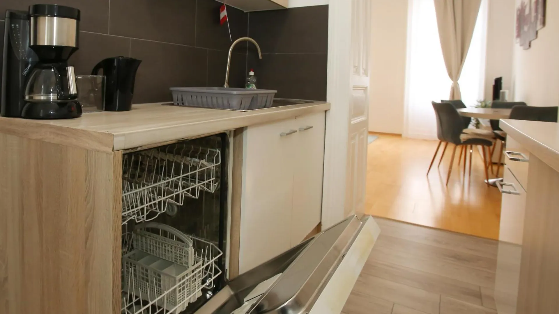 Apartament Downtown Bliss Modern Retreat With Free Parking And Fast Internet 600 Mbits Wiedeń Austria