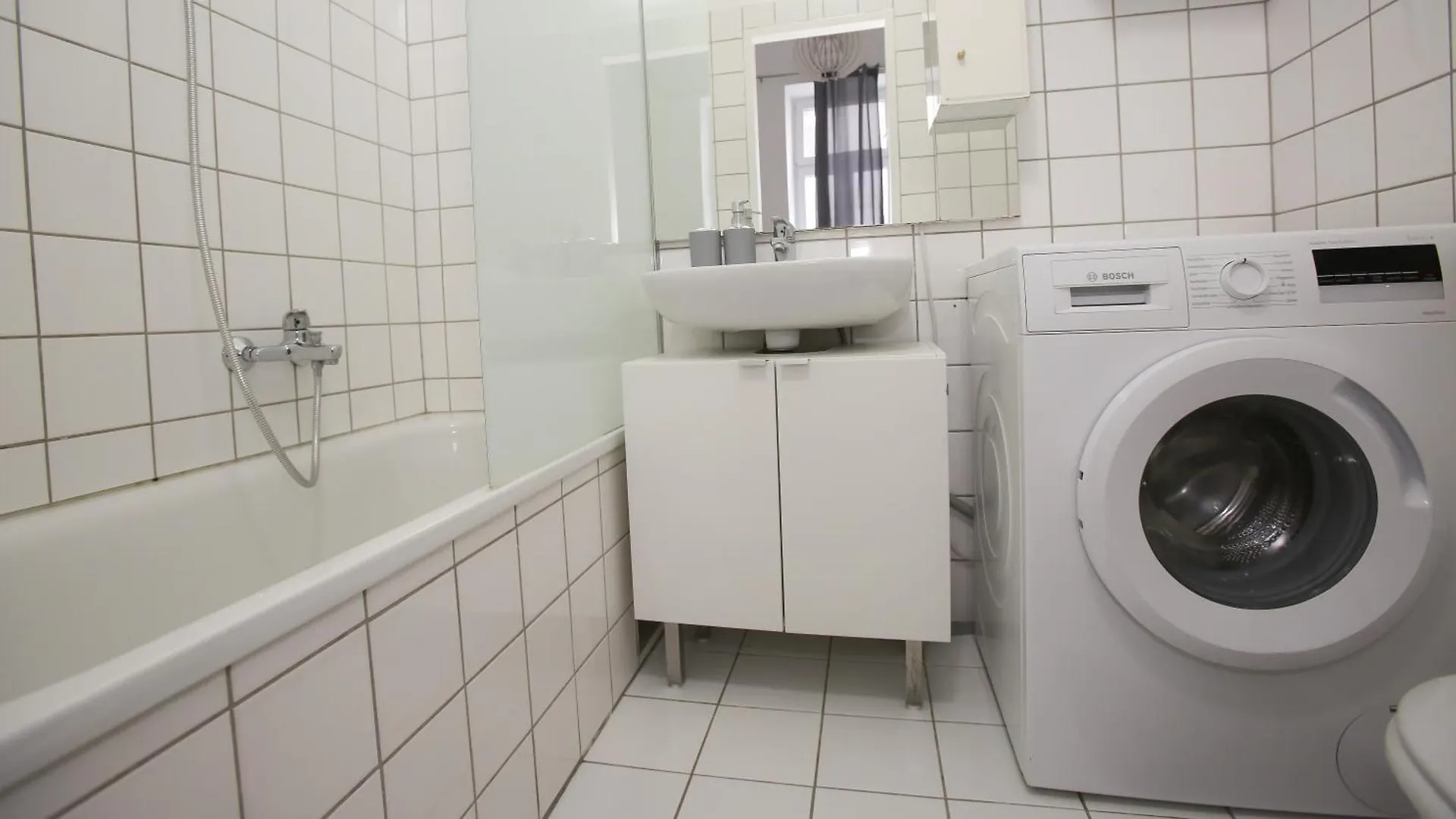 Apartament Downtown Bliss Modern Retreat With Free Parking And Fast Internet 600 Mbits Wiedeń